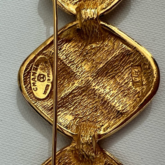CHANEL RARE Pin & brooche Chanel Gold in Gold plated - Picture 2 of 4